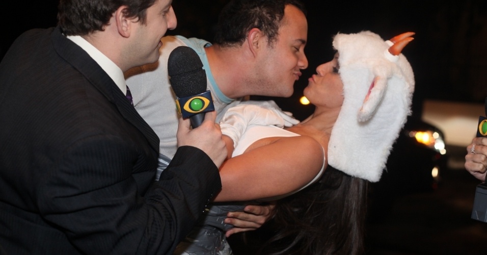 8.nov.2013 - Guilherme Santana e mulher fantasiada chegam "grudados" em evento de lançamento da revista Sexy da panicat Carol Dias em São Paulo