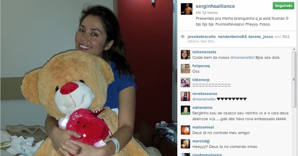 8.nov.2013 - Lutador Serginho dá presentes para noiva, a ex-BBB Maria, e comemora a rápida recuperação dela