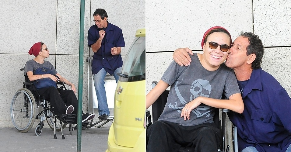 8.nov.2013 - Usando cadeira de rodas, Maria Gadú embarca em aeroporto do Rio
