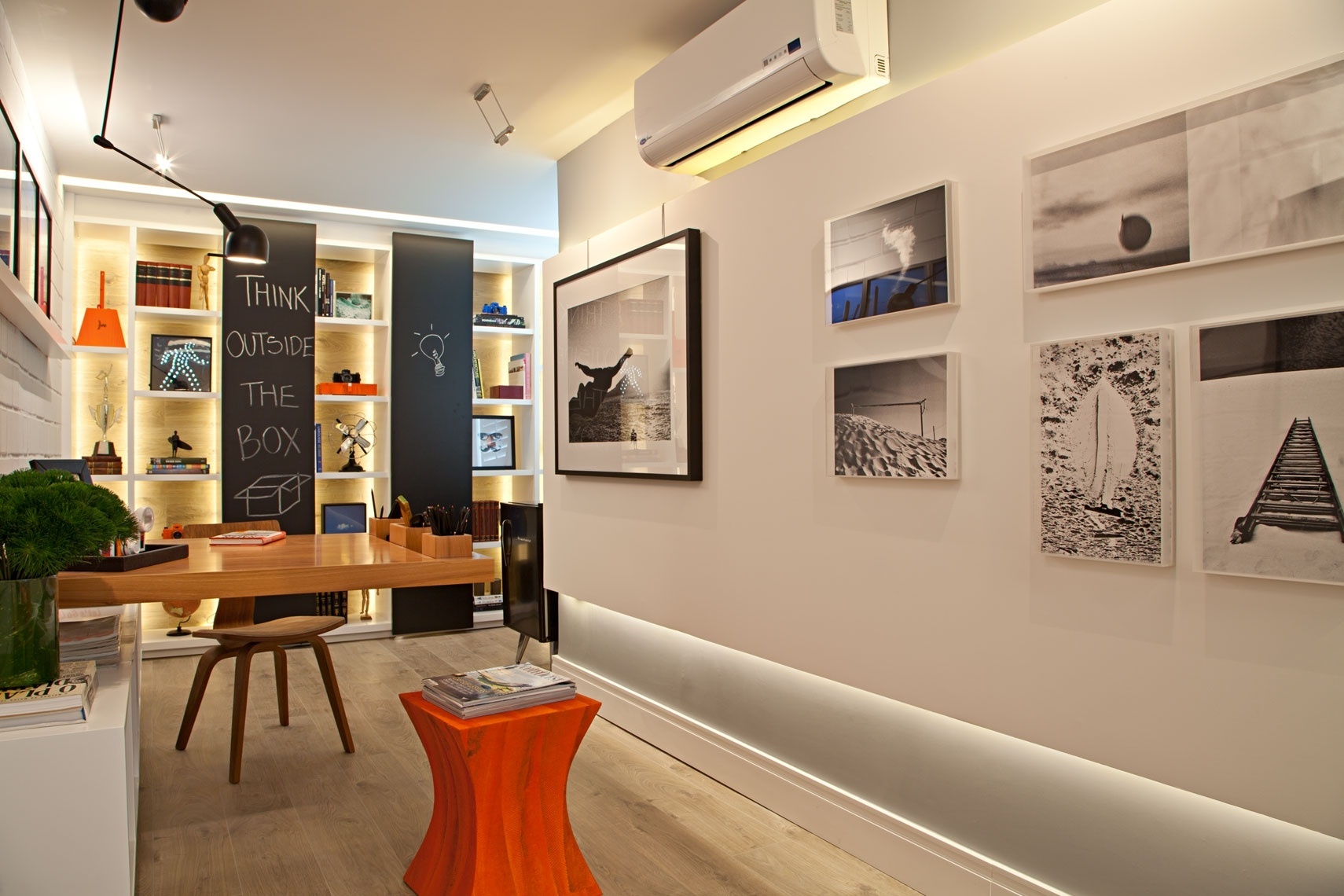 O Atelier Fotográfico, de Bitty Talbot e Cecília Teixeira, conta com 28 m². O ambiente possui espaço para a exposição de fotografias e uma estante desenhada pelas arquitetas que não possui fundo e tem iluminação posterior, além de duas superfícies recobertas por lousas. A 23ª edição da Casa Cor Rio segue até 18 de novembro de 2013, na Av. dos Flamboyants, 500, Barra da Tijuca - Rio de Janeiro. Outras informações: www.casacor.com.br/riodejaneiro - Divulgação