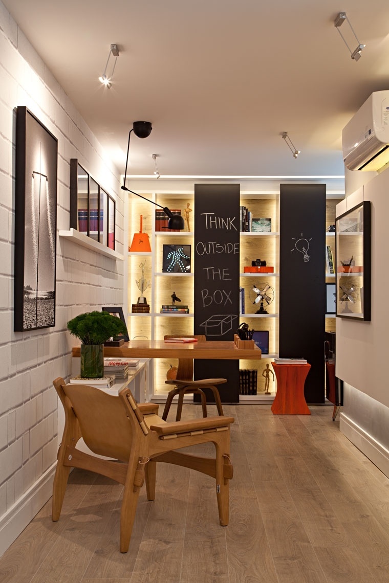 O Atelier Fotográfico, de Bitty Talbot e Cecília Teixeira, conta com 28 m². O ambiente possui espaço para a exposição de fotografias e uma estante desenhada pelas arquitetas que não possui fundo e tem iluminação posterior, além de duas superfícies recobertas por lousas. A 23ª edição da Casa Cor Rio segue até 18 de novembro de 2013, na Av. dos Flamboyants,  500,  Barra da Tijuca - Rio de Janeiro. Outras informações: www.casacor.com.br/riodejaneiro - Divulgação