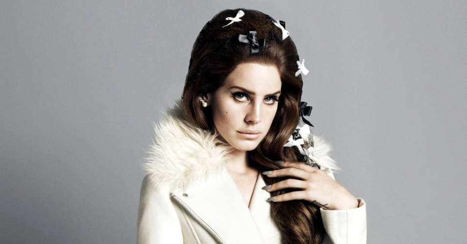 Lana Del Rey estrela campanha para a fast-fashion H&M. Na foto acima, pequenos laços brancos e pretos enfeitam o penteado volumoso da cantora