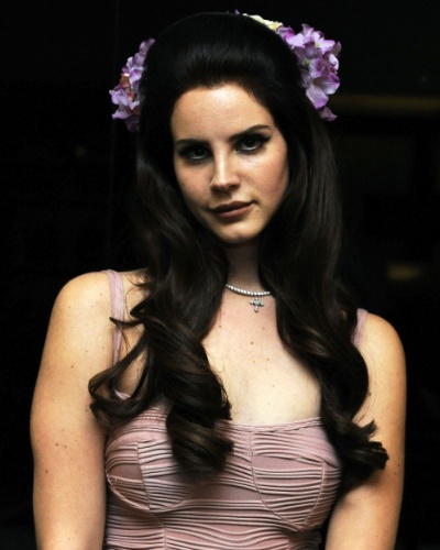 26.jul.2012 - Lana Del Rey posa para fotógrafos em Sidney, na Austrália. O arranjo de flores nos cabelos combina com a cor do vestido