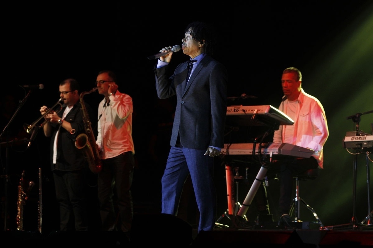 8.nov.2013 - O cantor e compositor Djavan apresenta seu novo show "Rua dos Amores" no HSBC Brasil, em São Paulo. A apresentação foi gravada para dar origem a um DVD de mesmo nome - Taiz Dering/Divulgação