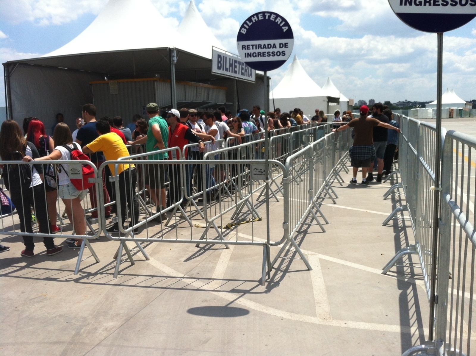 9.nov.2013 - A compra e retirada de ingressos para o festival Planeta Terra, no Campo de Marte, em São Paulo, ainda é tranquila no início da tarde deste sábado - Tiago Dias/UOL