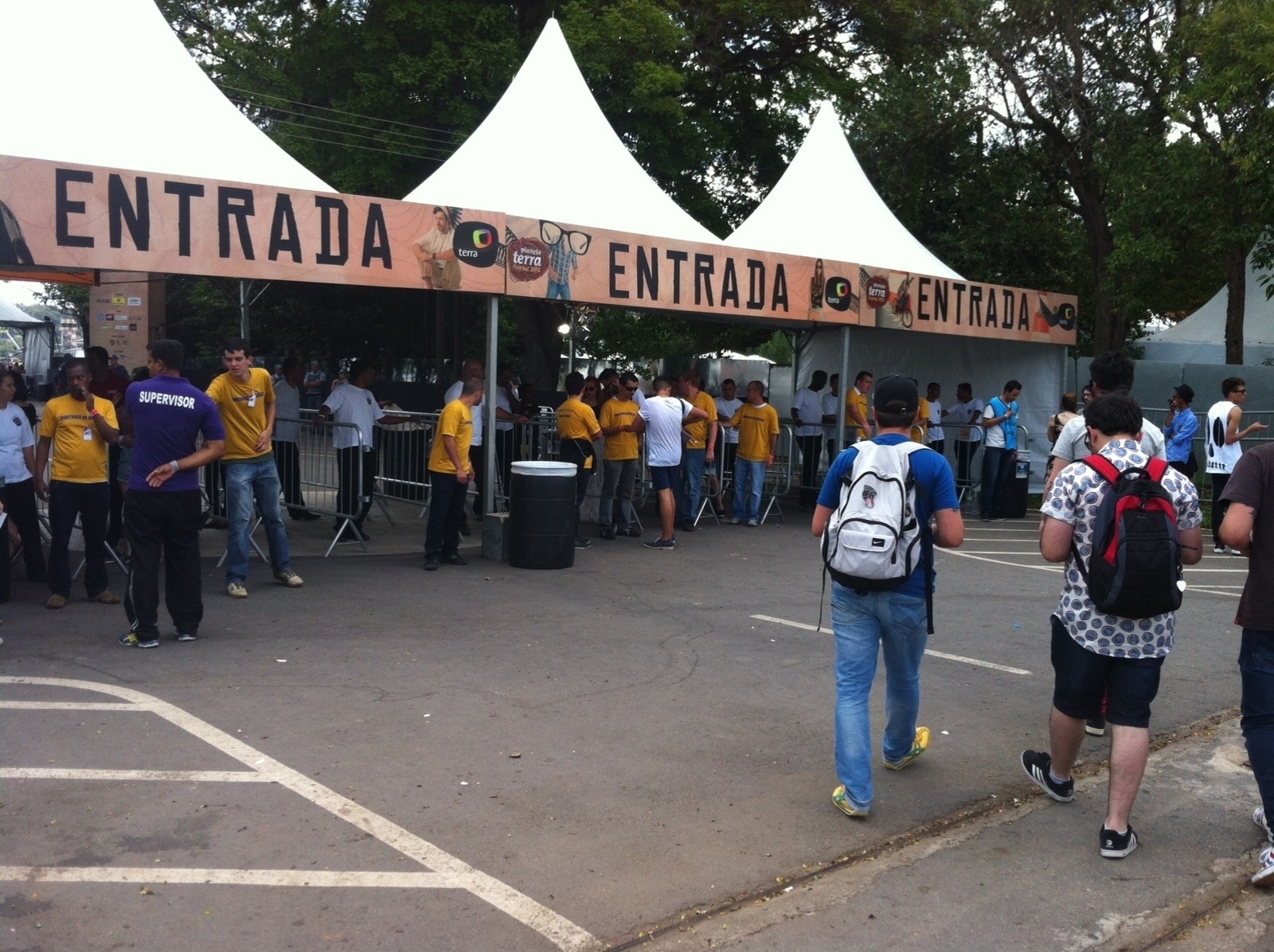 9.nov.2013 - Entrada pelo portão principal do Campo de Marte, em São Paulo, para o festival Planeta Terra 2013, é tranquila no início da tarde deste sábado, sem filas - Tiago Dias/UOL