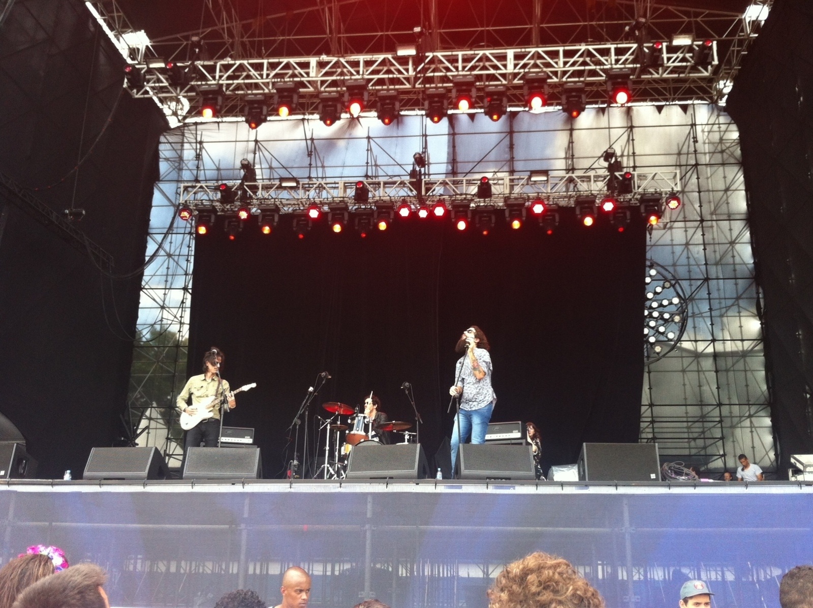 9.nov.2013 - O trio capixaba The Muddy Brothers, que venceu um concurso realizado pelo festival para participar do Planeta Terra 2013, abre o palco Smirnoff com uma pegada classic rock, blues e hard rock - Tiago Dias/UOL