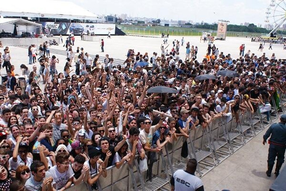 9.nov.2013 - Por volta de 13h45, fãs já começavam a se aglomerar na grade do principal palco do Planeta Terra - Reprodução/Twitter/planeta_terra