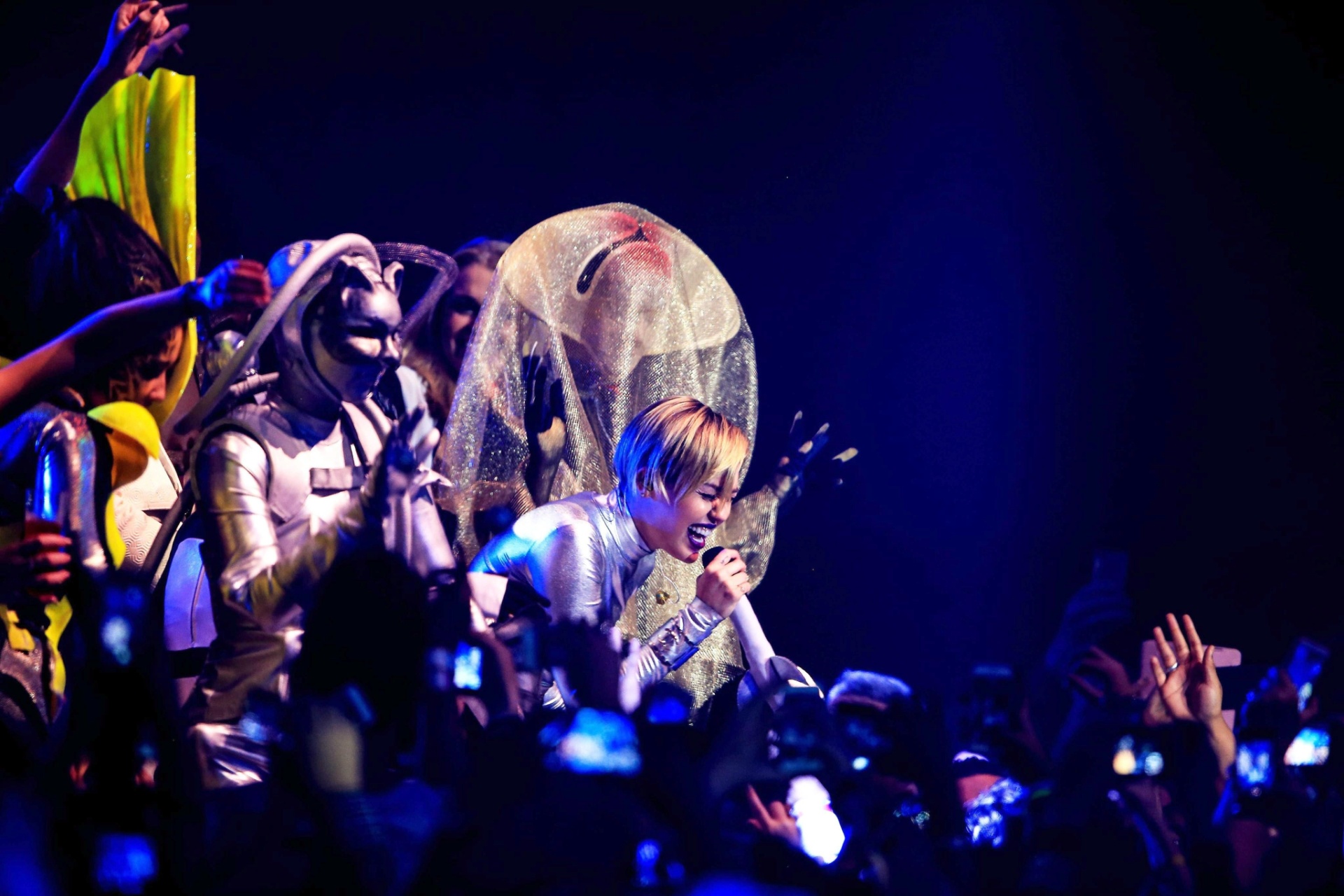 Miley Cyrus dá início ao MTV Europe Music Awards, com poses sexy em trajes espaciais e contracenando com uma anã; evento acontece em Amsterdã, na Holanda - Sven Hoogerhuis/EFE