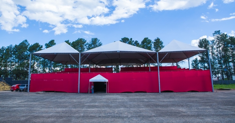 10.nov.2013 - Camarotes e palco já são montados para o Caldas Country Show. O festival sertanejo acontece nos dias 15 e 16 de novembro, em Caldas Novas 