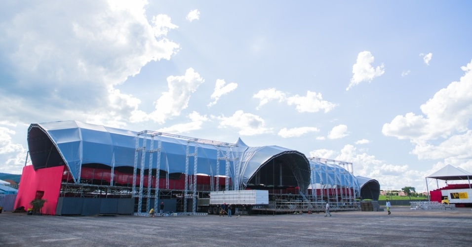 10.nov.2013 - São 30 dias de montagem com mais de 20 carretas carregando mais de 200 toneladas de equipamentos. Durante o Caldas Country Show, mais de duas mil pessoas trabalham em suas respectivas áreas