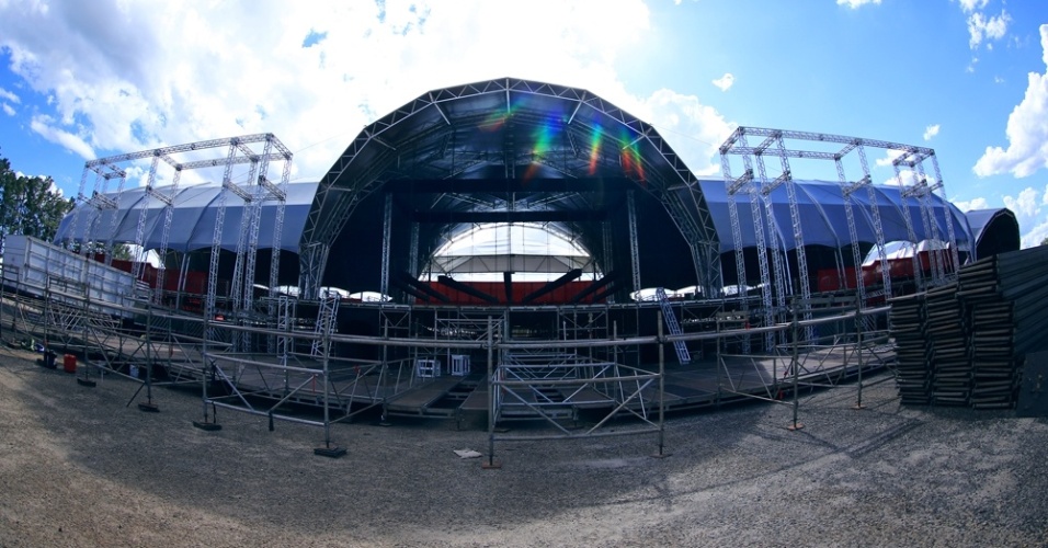 10.nov.2013 - Camarotes e palco já são montados para o Caldas Country Show. O festival sertanejo acontece nos dias 15 e 16 de novembro, em Caldas Novas 