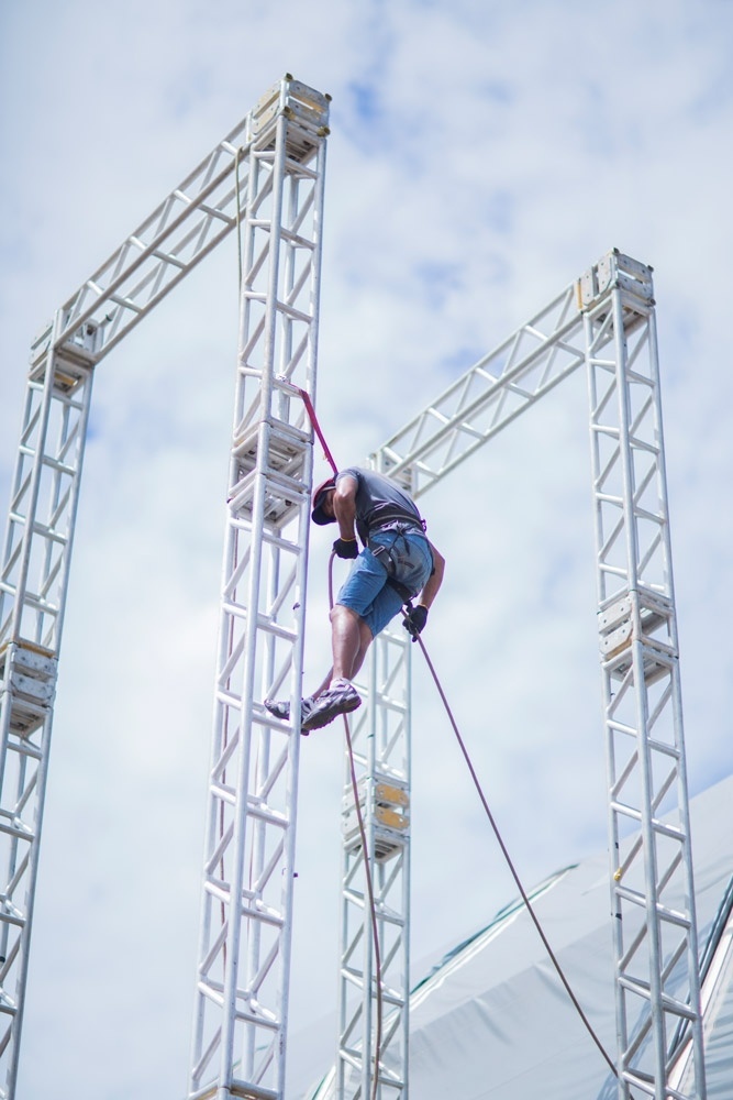 10.nov.2013 - Equipe monta estrutura do Caldas Country Show, que acontece no feriado, em Caldas Novas (GO) 