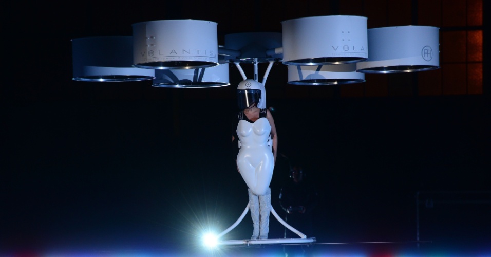 10.nov.2013 - Lady Gaga faz voo rápido para divulgar álbum 