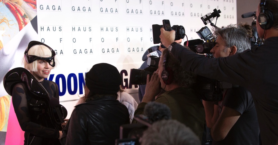 10.nov.2013 - Lady Gaga usa 'vestido voador' na festa de lançamento do quarto álbum de estúdio 