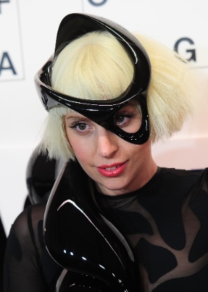 Lady Gaga usa 'vestido voador' na festa de lançamento do quarto álbum de estúdio "Artpop"
