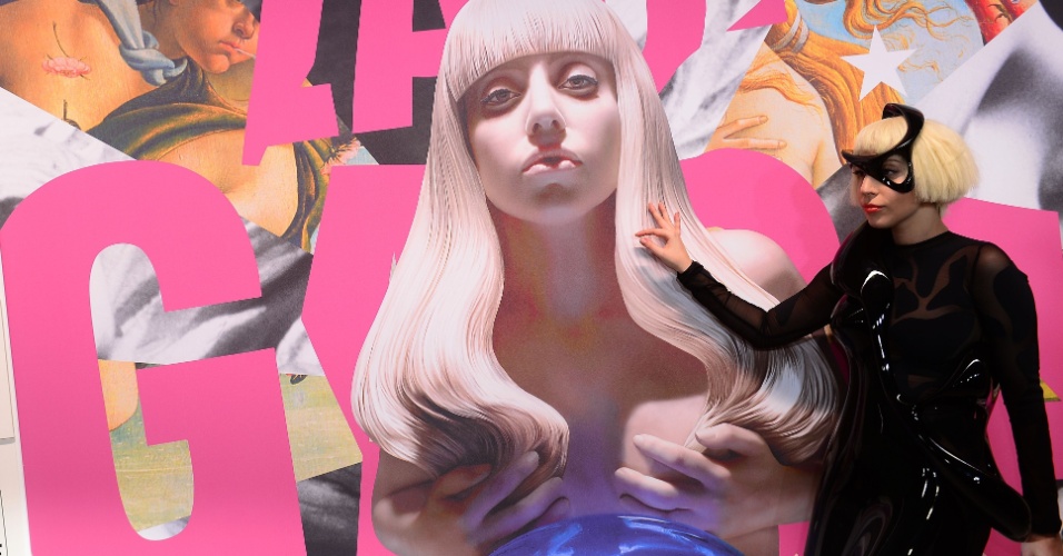 10.nov.2013 - Lady Gaga usa 'vestido voador' na festa de lançamento do quarto álbum de estúdio 