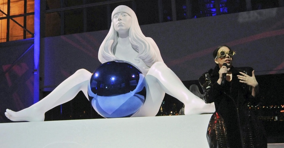 10.nov.2013 - Lady Gaga usa 'vestido voador' na festa de lançamento do quarto álbum de estúdio 