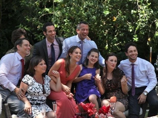 11.nov.2013 - Elenco posa para foto em momento de descontração nas gravações do casamento de César (Antonio Fagundes) e Aline (Vanessa Giácomo)