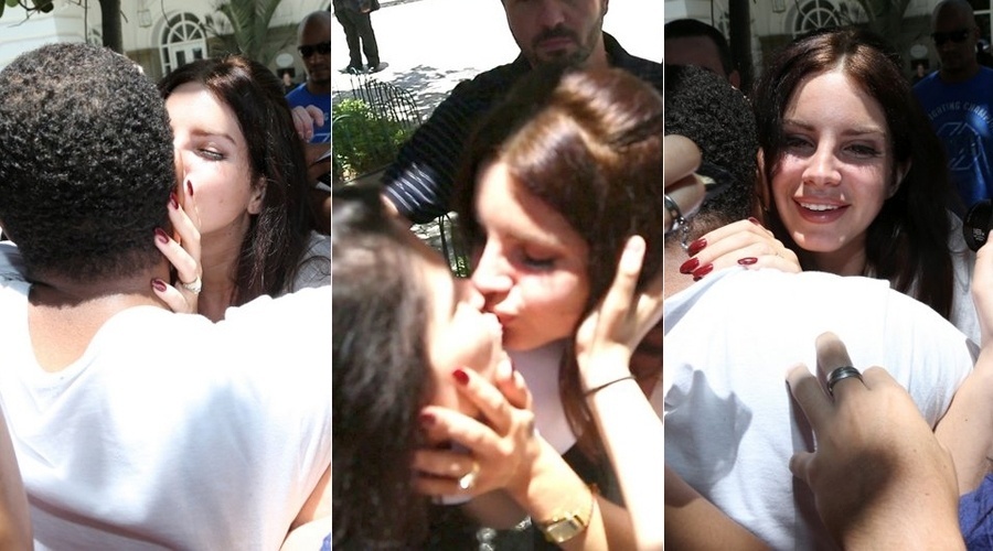 11.nov.2013 - Lana Del Rey trocou selinhos com fãs que a aguardavam na porta do hotel Copacabana Palace, zona sul do Rio. A cantora se despediu do Brasil nesta segunda