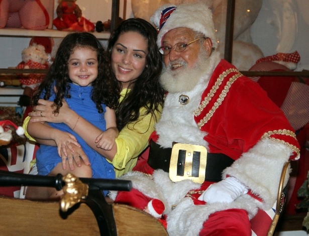 11.nov.2013 - Tânia Mara levou a filha Maysa para tirar foto com Papai Noel em um shopping do Rio