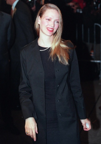 15.mar.1999 - A atriz Uma Thurman chega para o leilão de vestidos usados por atrizes no Oscar, em Nova York, EUA