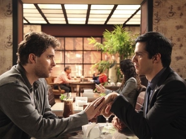 Em "Amor à Vida", Niko e Félix trocam carinhos em restaurante