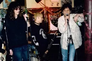 Os irmãos Joey Ramone e Mickey Leigh cantam em show - Divulgação