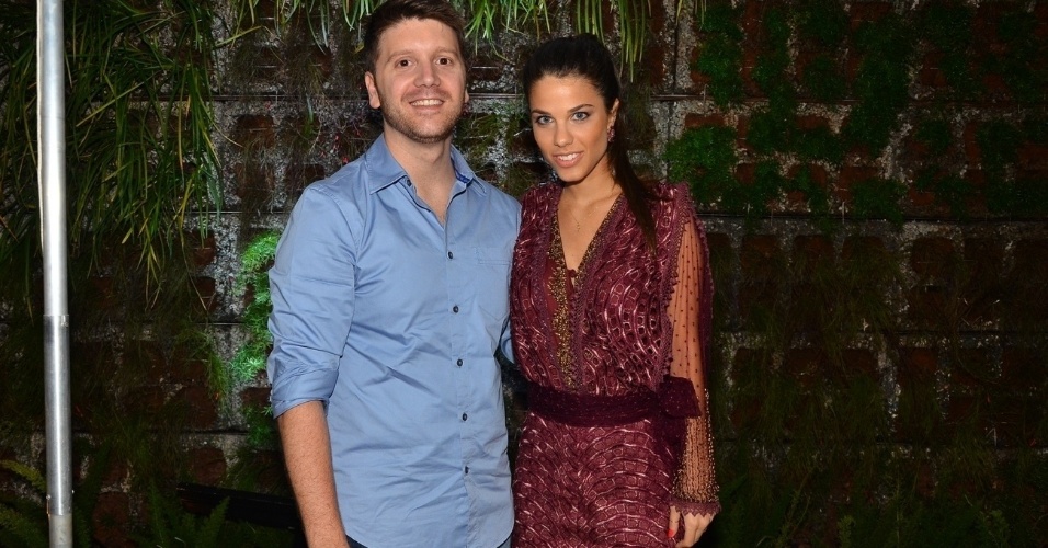 11.nov.2013 - Daniel Zukerman com sua mulher em inauguração de restaurante japonês no bairro de Itaim, em São Paulo