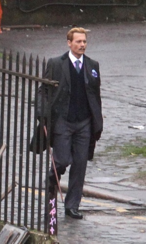 11.nov.2013 - Jhonny Depp circulou pelo set de seu novo filme, "Mortdecai", em Londres. O ator exibiu novovisual: os cabelos loiros e o bigodinho
