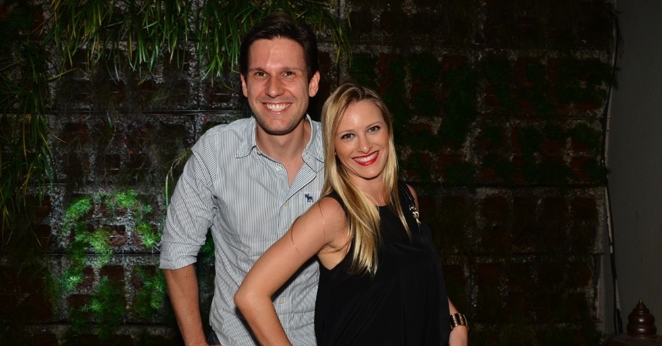 11.nov.2013 - Rafael Pessina com sua namorada Fernanda Schiller em inauguração de restaurante japonês no bairro de Itaim, em São Paulo