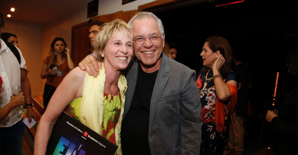 12.nov.2013 - A coreógrafa Deborah Colker e o escritor Nelson Mota posam juntos