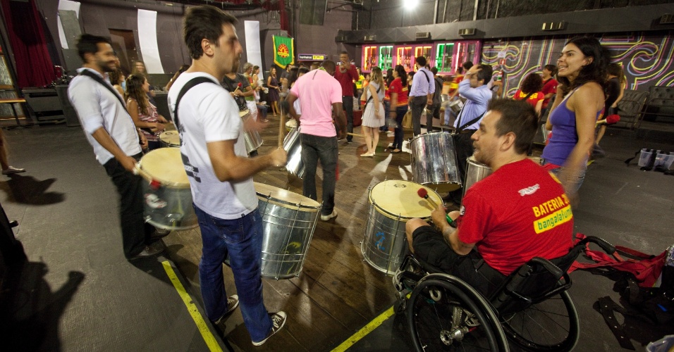 12.nov.2013 - Grupo Bangalafumenga realiza ensaio para o Carnaval 2014 na Vila Madalena, em São Paulo