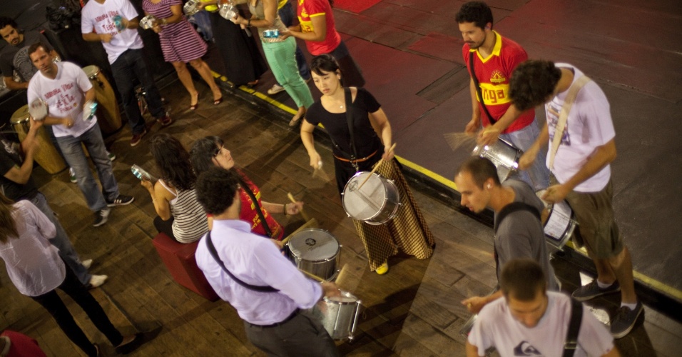 12.nov.2013 - Grupo Bangalafumenga realiza ensaio para o Carnaval 2014 na Vila Madalena, em São Paulo