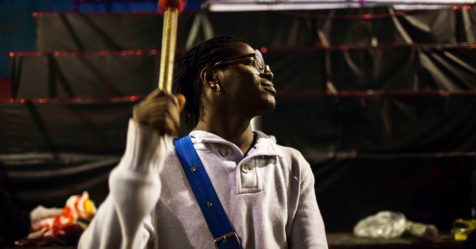 12.nov.2013 - No aquecimento do Carnaval 2014, bloco carioca Quizomba faz ensaio rítmico na quadra da escola de samba Pérola Negra, na Vila Madalena, em São Paulo