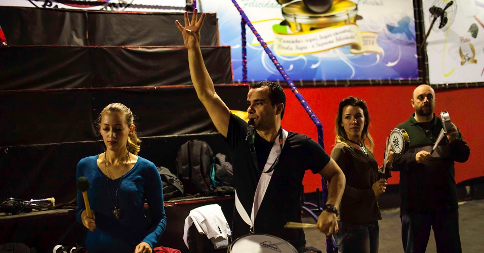 12.nov.2013 - No aquecimento do Carnaval 2014, bloco carioca Quizomba faz ensaio rítmico na quadra da escola de samba Pérola Negra, na Vila Madalena, em São Paulo