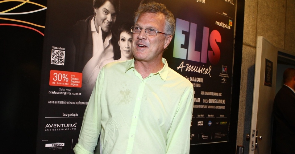 12.nov.2013 - Pedro Bial prestigiou o espetáculo "Elis - A Musical", no Teatro Oi Casa Grande, no Rio de Janeiro