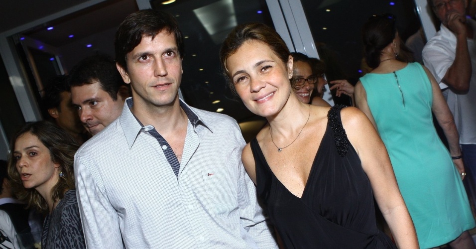 12.nov.2013 - Vladimir Brichta e Adriana Esteves marcaram presença na sessão para convidados do espetáculo "Elis - A Musical"