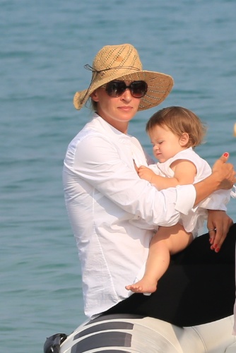 14.jul.2013 - Atriz Uma Thurman aproveita suas férias em Saint Tropez, na França, com a filha Luna