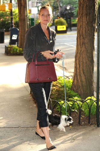 17.set.2013 - Atriz Uma Thurman passeia com seu cachorro pelas ruas de Nova York, nos EUA