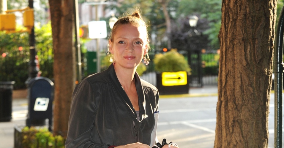 17.set.2013 - Atriz Uma Thurman passeia com seu cachorro pelas ruas de Nova York, nos EUA