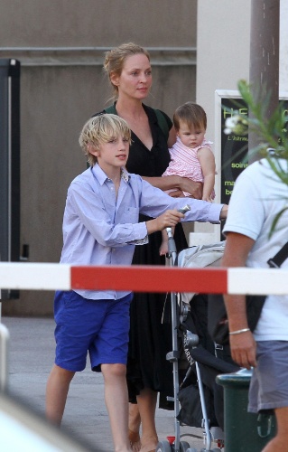 5.jul.2013 - Uma Thurman com seus filhos, Levon Roan Thurman-Hawke e Luna Thurman-Busson em Saint Tropez, França