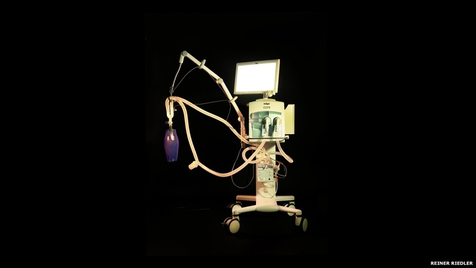 Reiner Ridler teve a ideia para o projeto depois do nascimento do filho, que precisou passar um tempo na UTI neonatal, e passou a colher fotos em centros cirúrgicos e hospitais - Reiner Riedler