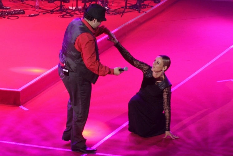 12.nov.2013 - Após a cerimônia de premiação, Tiago Abravanel comandou o show da noite. Giulia Gam subiu ao palco para dançar com o ator