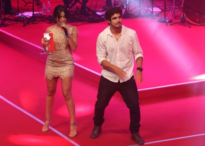 12.nov.2013 - Caio Castro dança "Show das Poderosas" com Anitta no palco do Prêmio Extra de Televisão