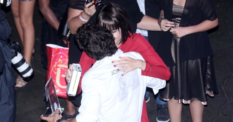 12.nov.2013 - Em clima de intimidade, Maria Casadevall e Caio Castro se abraçam no final da cerimônia