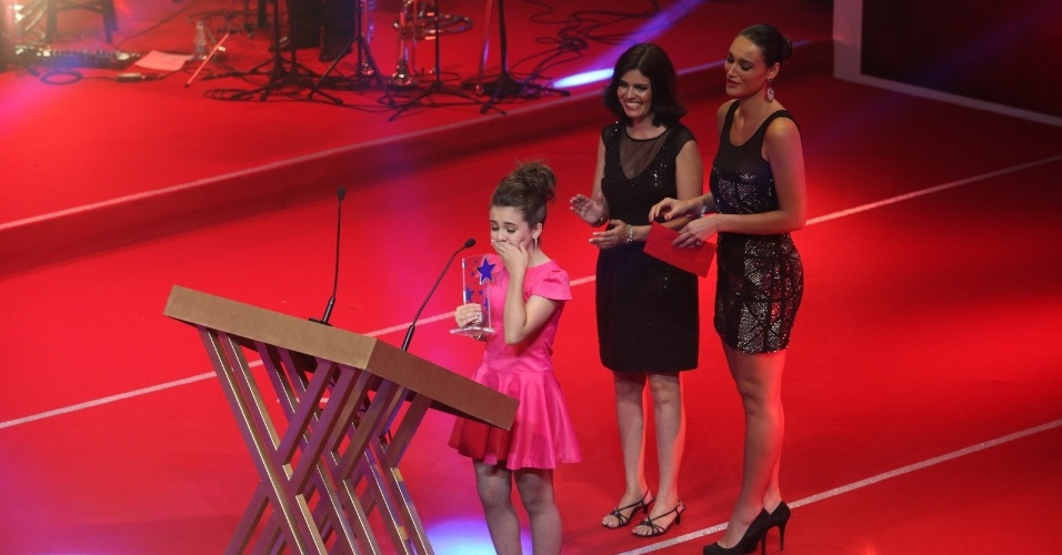 12.nov.2013 - Klara Castanho vence na categoria atriz mirim pela Paulinha, de "Amor à Vida". A atriz se emocionou
