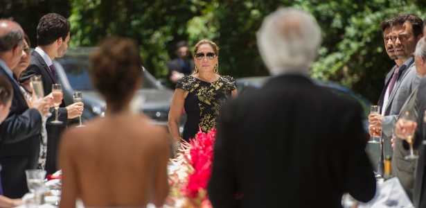 Em "Amor à Vida", Pilar (Susana Vieira) vai ao casamento de César (Antônio Fagundes) e Aline (Vanessa Giácomo) sem ser convidada