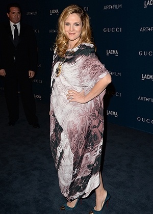 Drew Barrymore exibe barriga de grávida