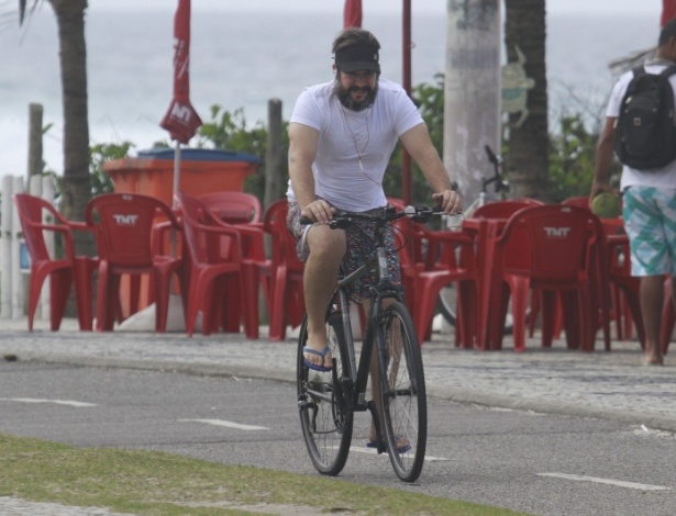 Murilo Benício anda de bicicleta